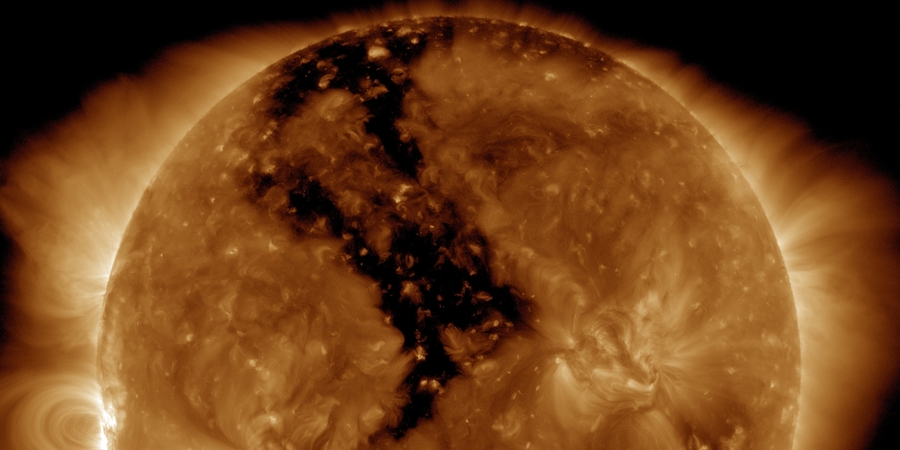 Coronal holes faces Earth, AR2673 returns